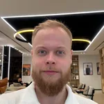 Иван Сергеев, автор гайда: практик вайбкодинга и вайбмаркетинга, портрет в квадратном кадре