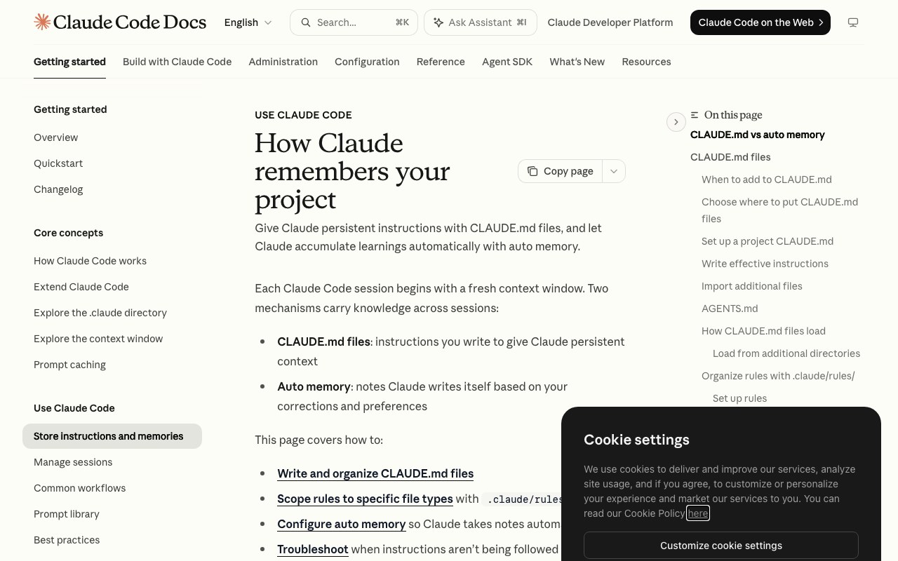 Официальная документация Claude Code Docs про CLAUDE.md и авто-память между сессиями
