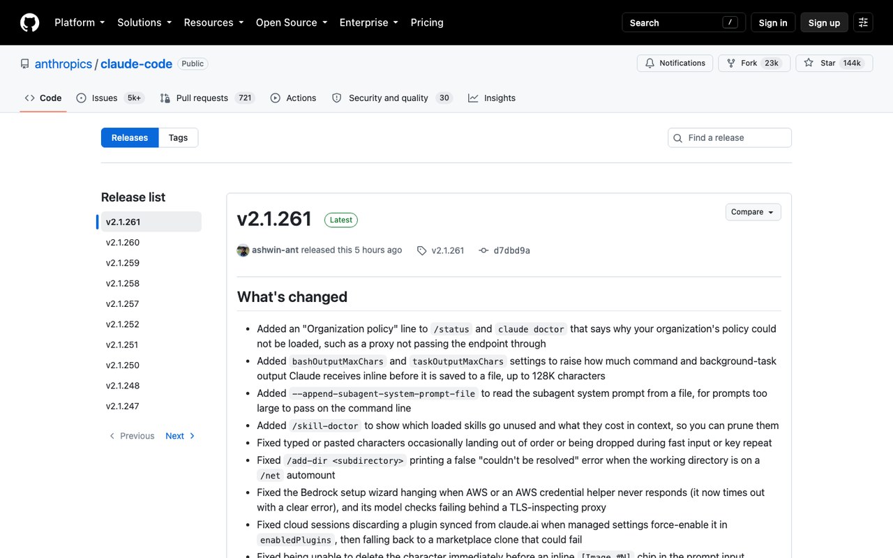 Страница релизов Claude Code на GitHub со списком всех версий слева и содержимым версии 2.1.261 справа