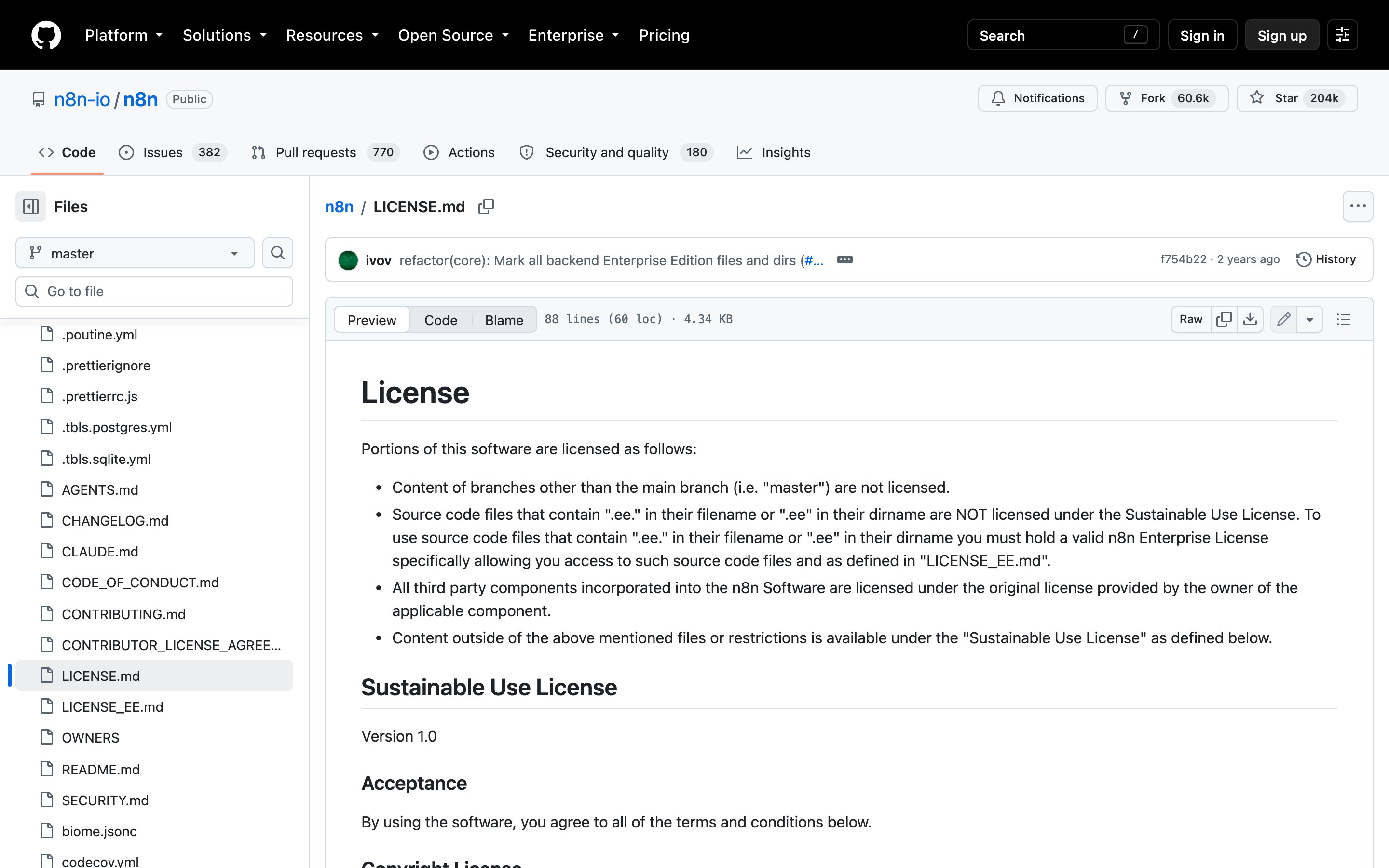 Файл LICENSE.md проекта n8n на GitHub: заголовок Sustainable Use License и список ограничений