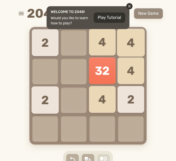 Игра 2048: поле четыре на четыре, плитки 2, 4 и одна оранжевая плитка 32, сверху подсказка «Welcome to 2048»