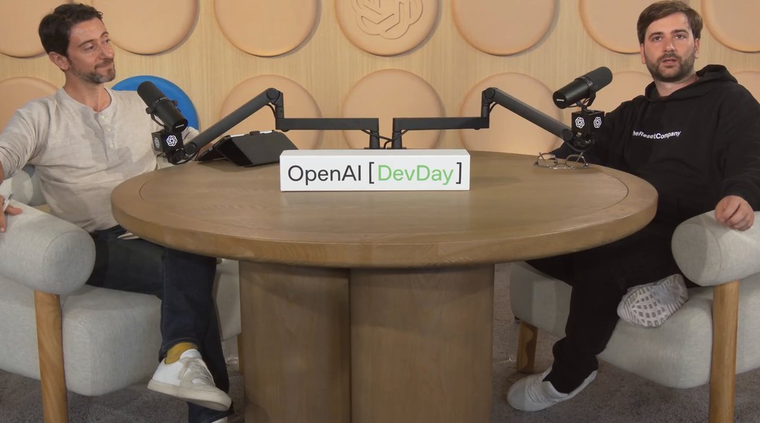 Студия подкаста на DevDay: слева ведущий Ленни, справа Тибо Соттио, на столе табличка OpenAI DevDay