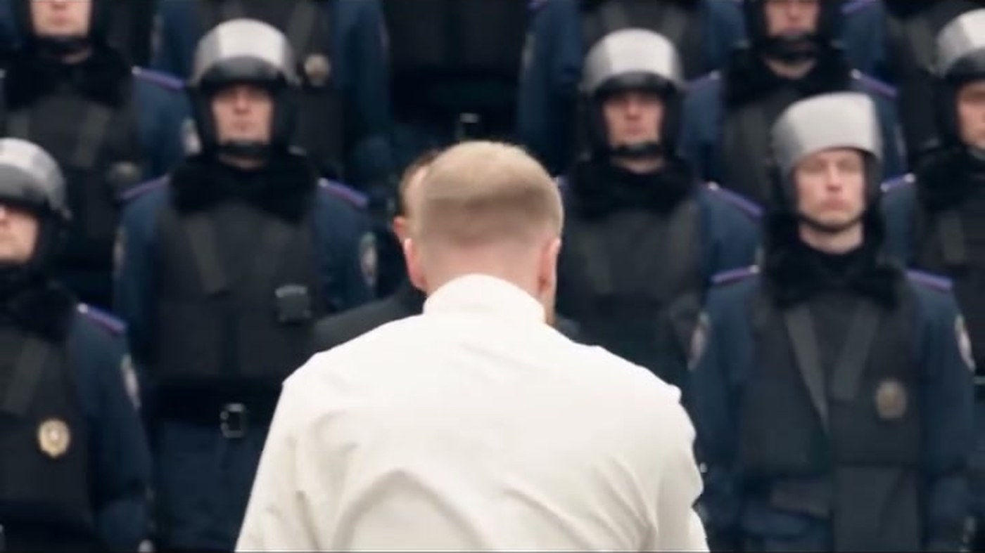 Готовый ролик Genjutsu: герой в светлой рубашке уходит сквозь ряды людей в касках вместо школьников клипа STORM